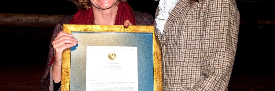 Links ontvang dr Lisel Joubert die Desmond Tutu-Gerrit Brandprys vir haar boek, Ontmoeting met Heiliges, van Gerrit Brand se weduwee, Lucia Brand